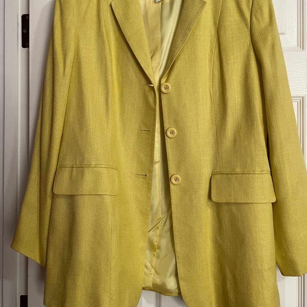 Women’s size 10 fashion yellow jacket.